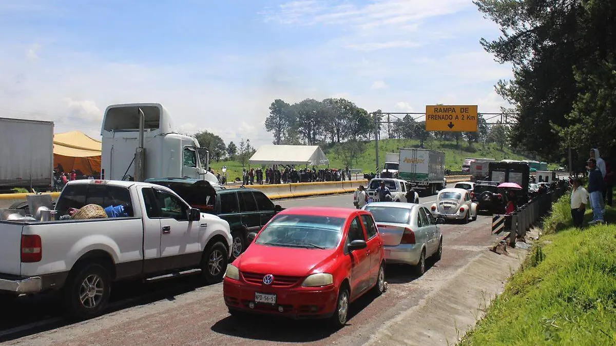 Bloqueo en autopista mexico puebla por ejidatarios